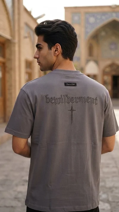 تیشرت اورسایز مردانه  گلدوزی شده طرح Bewilderment - رنگ خاکستری